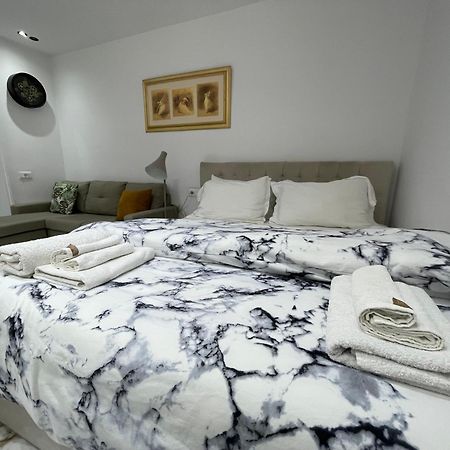 Midnight Apartments Tiranë Ngoại thất bức ảnh