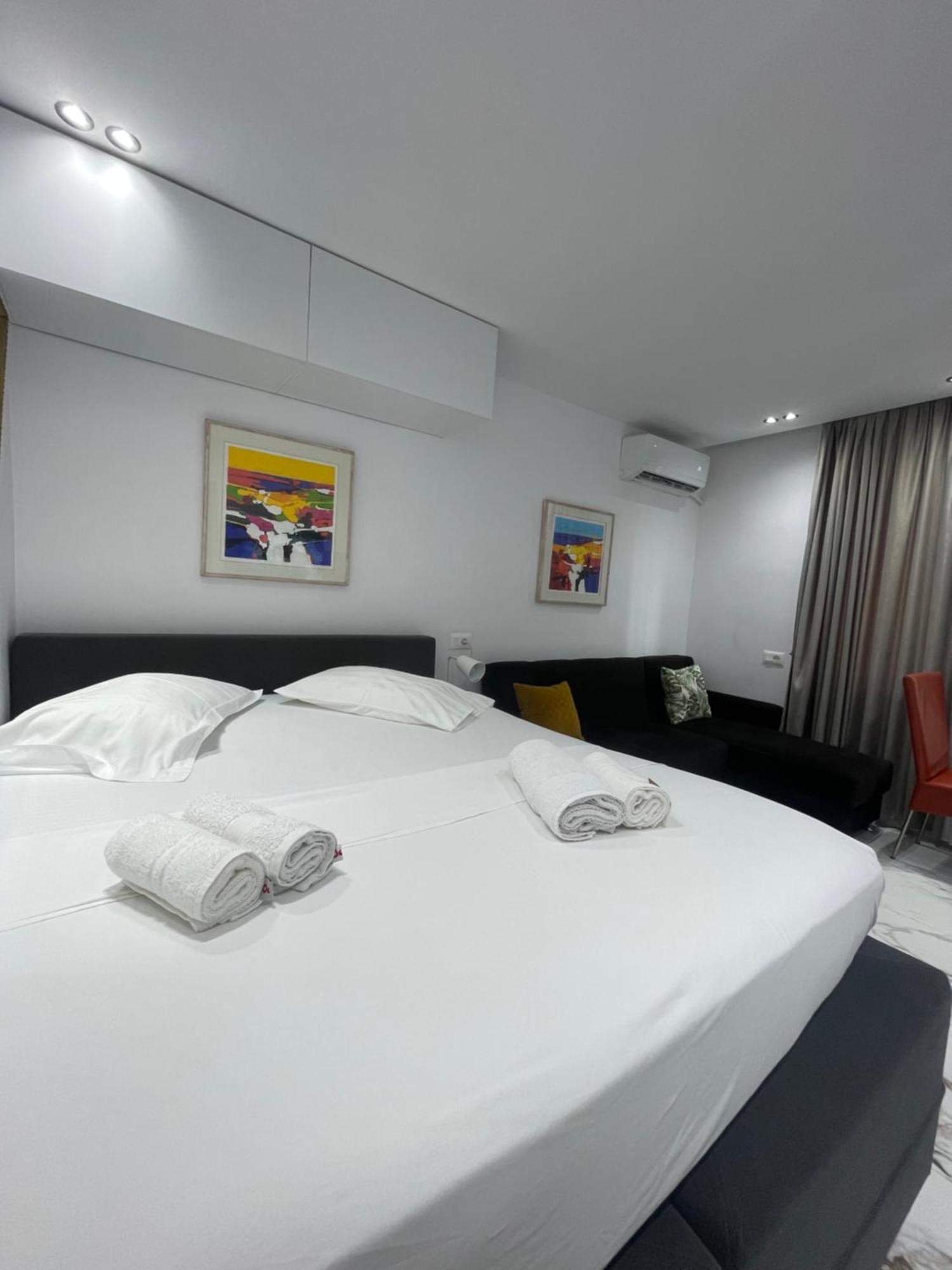 Midnight Apartments Tiranë Ngoại thất bức ảnh