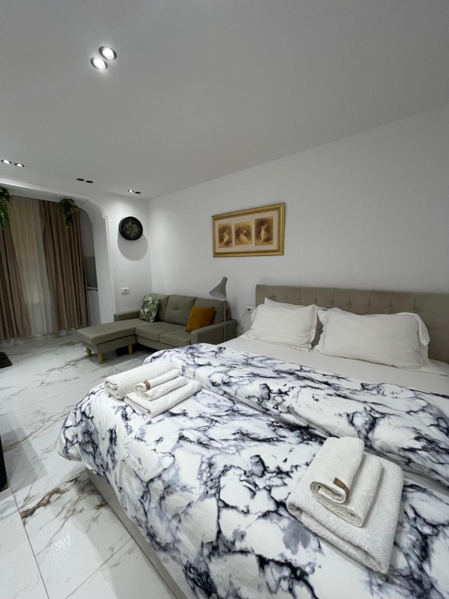 Midnight Apartments Tiranë Ngoại thất bức ảnh