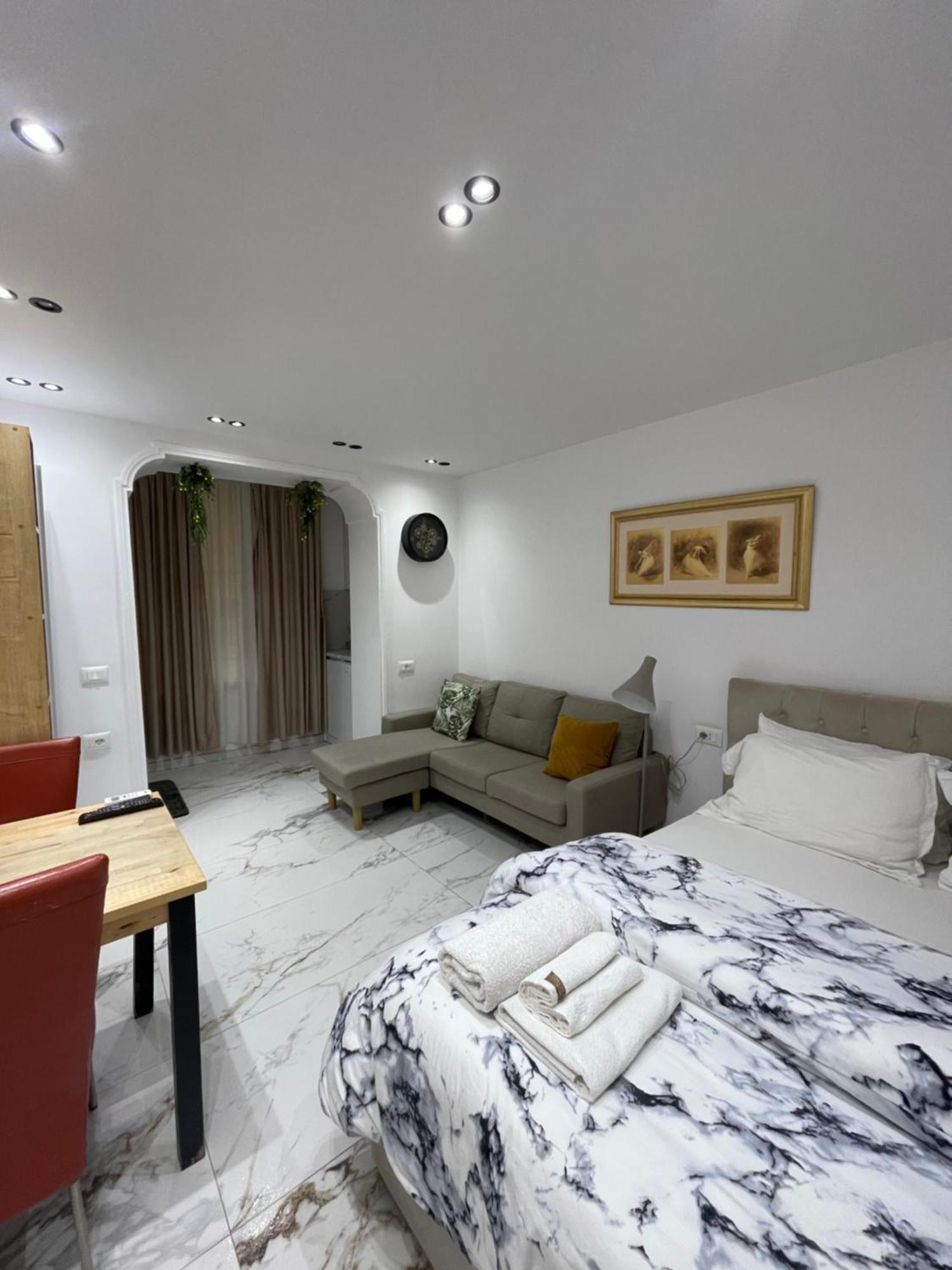 Midnight Apartments Tiranë Ngoại thất bức ảnh