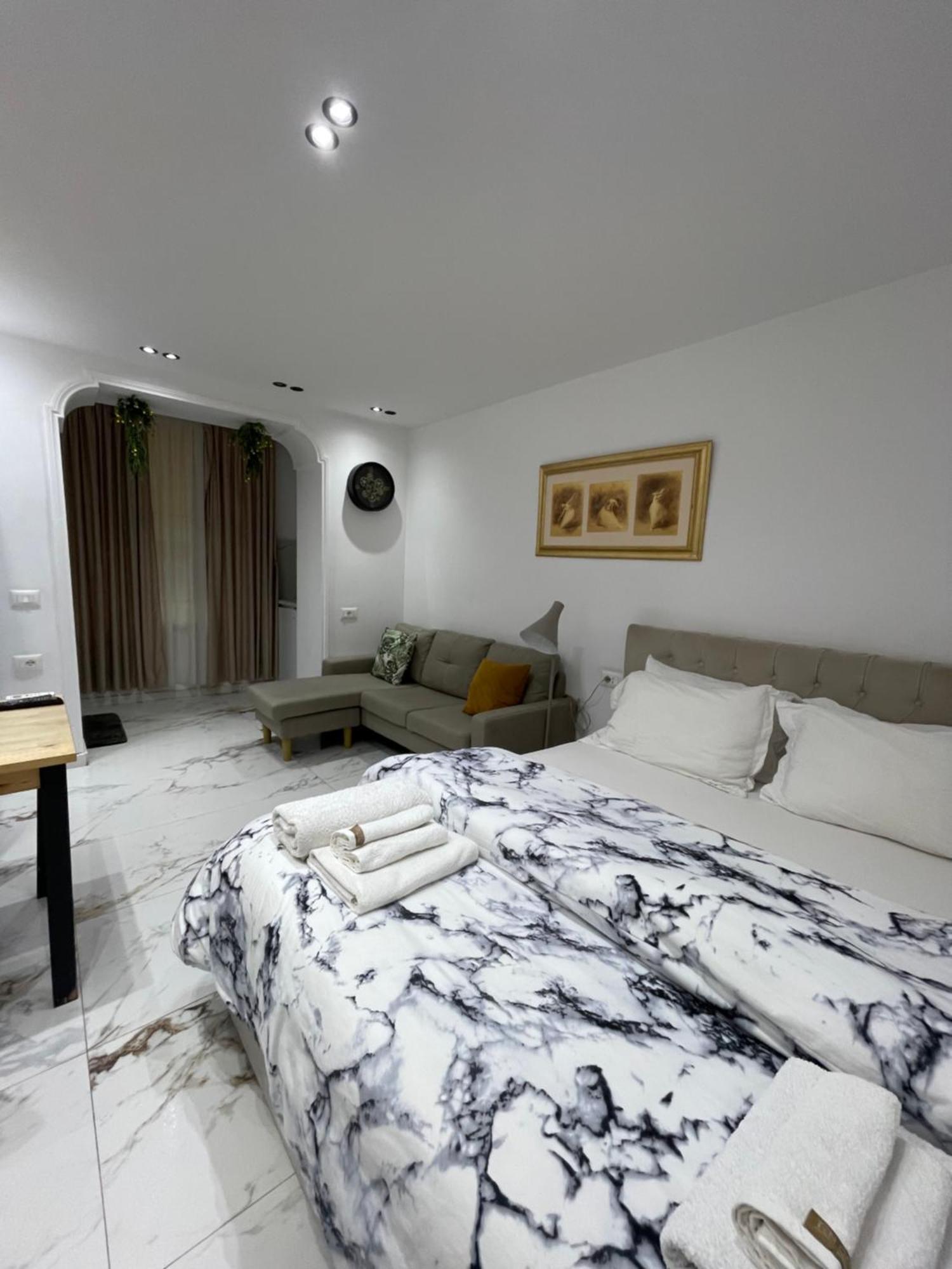 Midnight Apartments Tiranë Ngoại thất bức ảnh