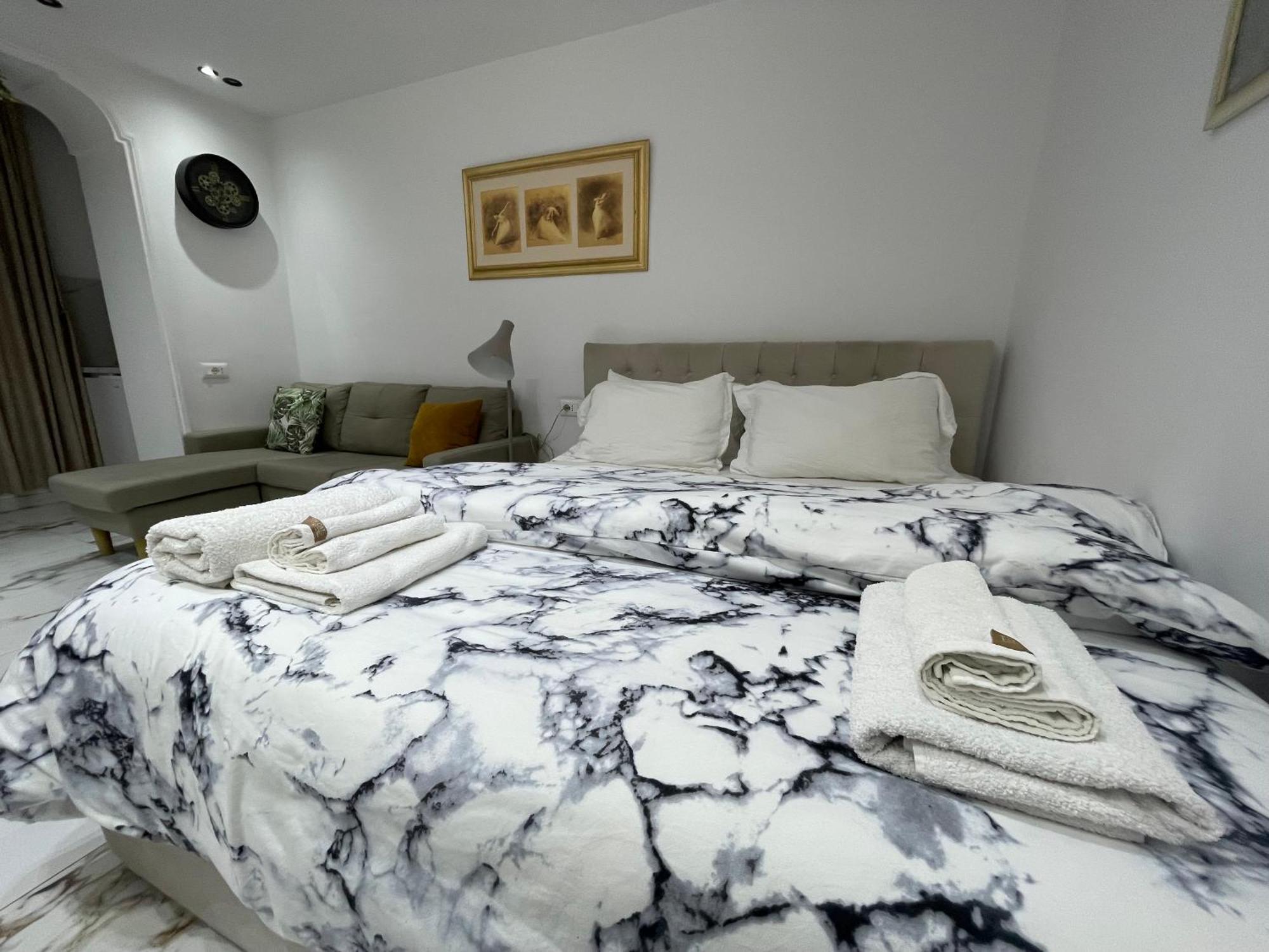 Midnight Apartments Tiranë Ngoại thất bức ảnh